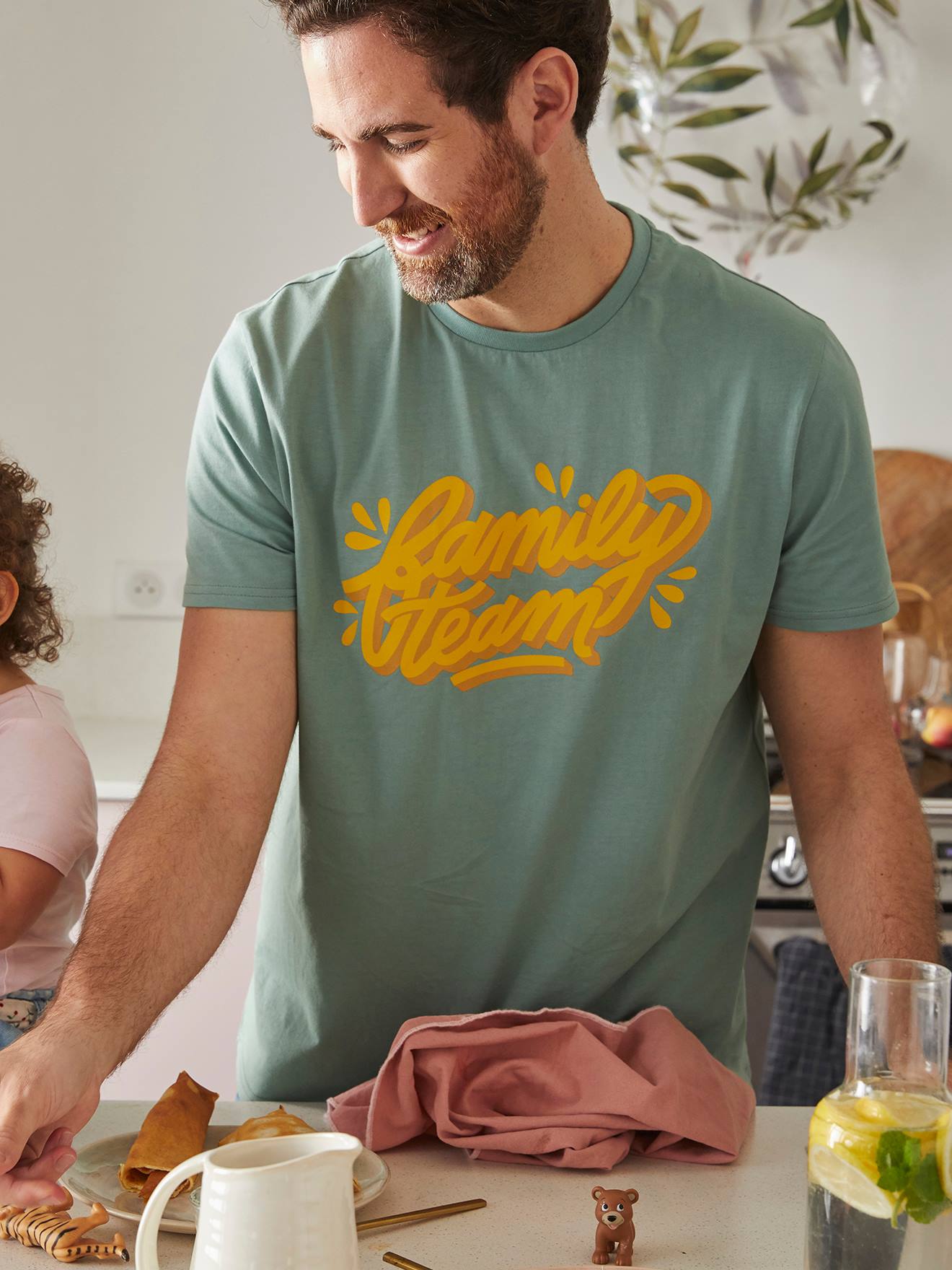 T-shirt Family team homme collection capsule vertbaudet et Studio Jonesie en coton bio tilleul