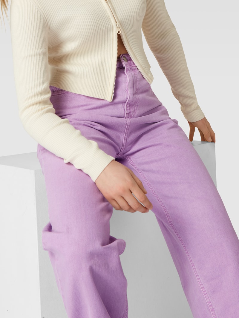Jeans mit Label-Patch in violett