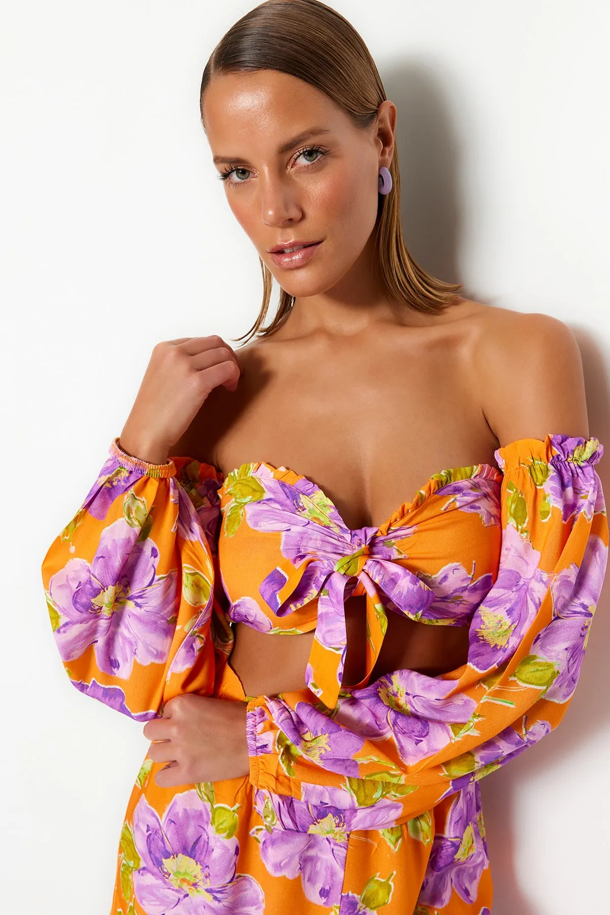 Trendyol Collection  Gewebtes Set mit Bluse und Shorts mit Blumenmuster und Bindeband TBESS22AU0016