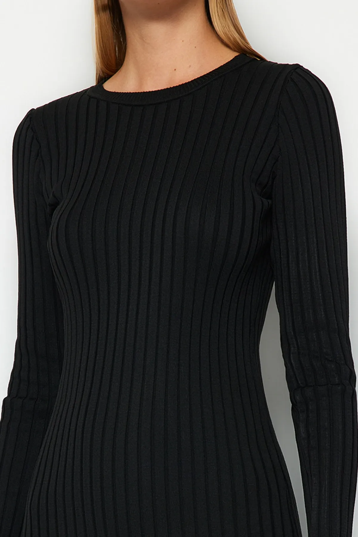 Trendyol Collection  Schwarzes Mini-Strickkleid mit Rundhalsausschnitt TWOAW24EL00013