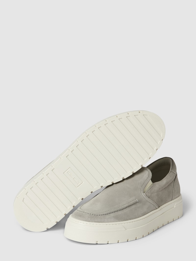 Slip-On-Sneaker mit Label-Details in hellgrau