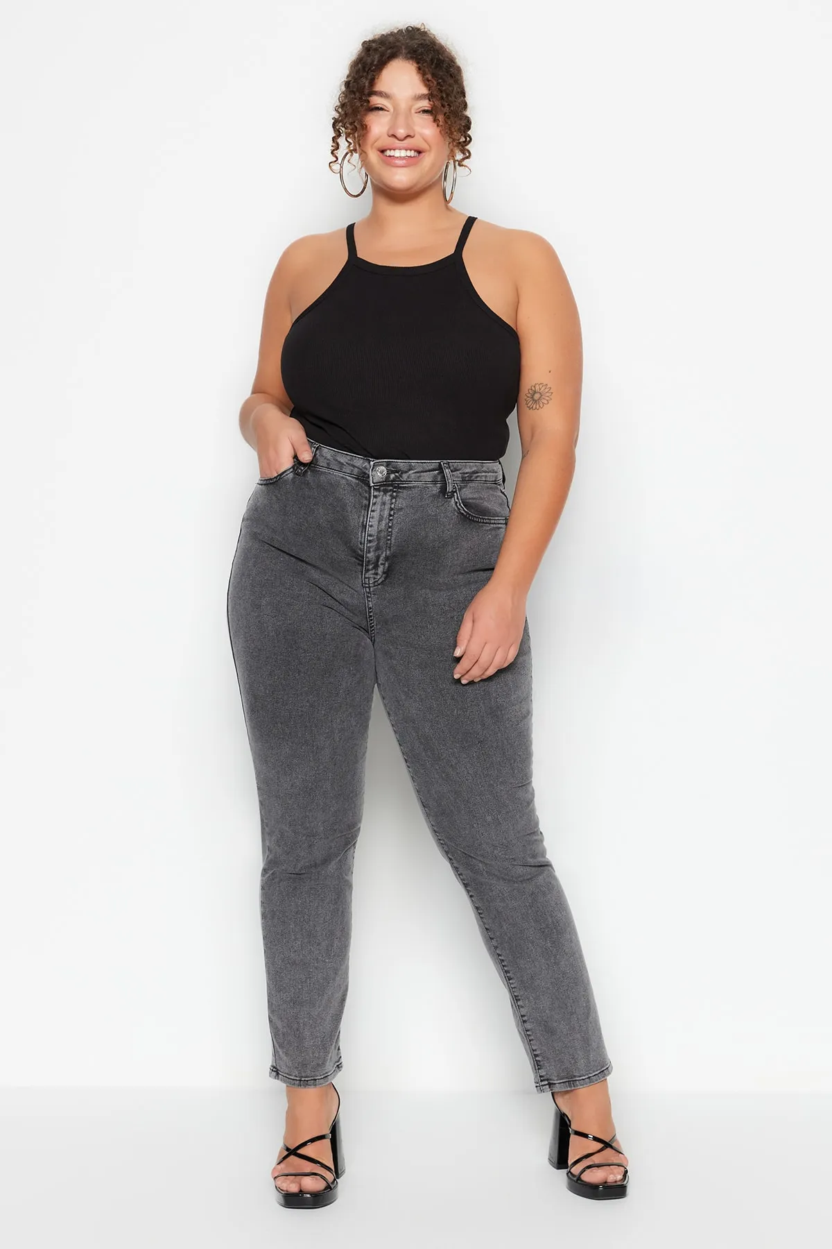 Trendyol Curve  Graue Mom-Jeans mit hoher Taille und Umschlag TBBSS23CJ00026