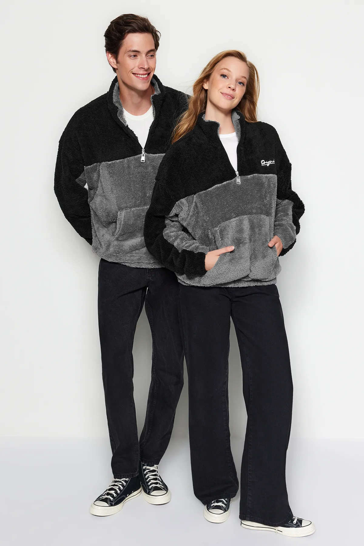 Trendyol Collection  Schwarzes Unisex-Sweatshirt in Übergröße/Weitschnitt, Farbblock, minimale Stickerei, warmes Plüsch-Sweatshirt TMNAW22SW1477