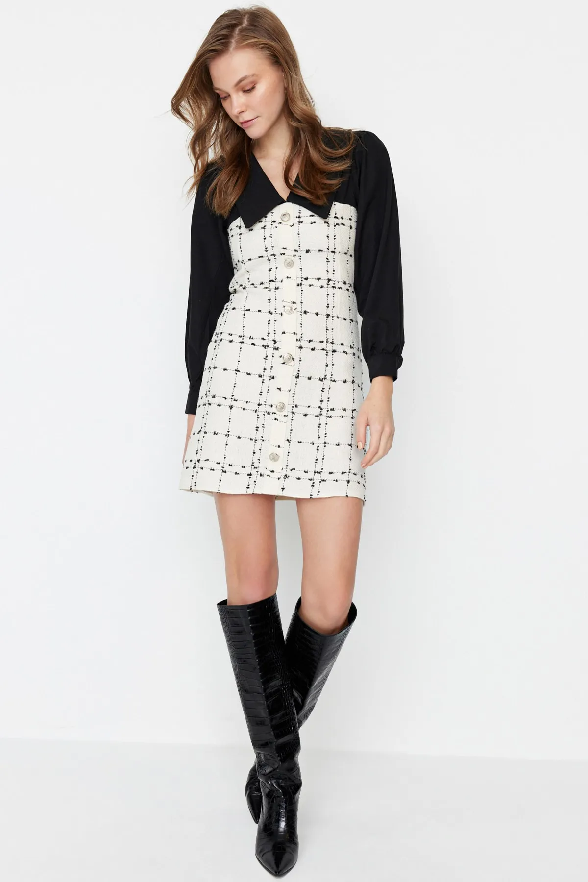 Trendyol Collection  Gewebtes Kleid aus ecrufarbenem Tweed TWOAW23EL00701
