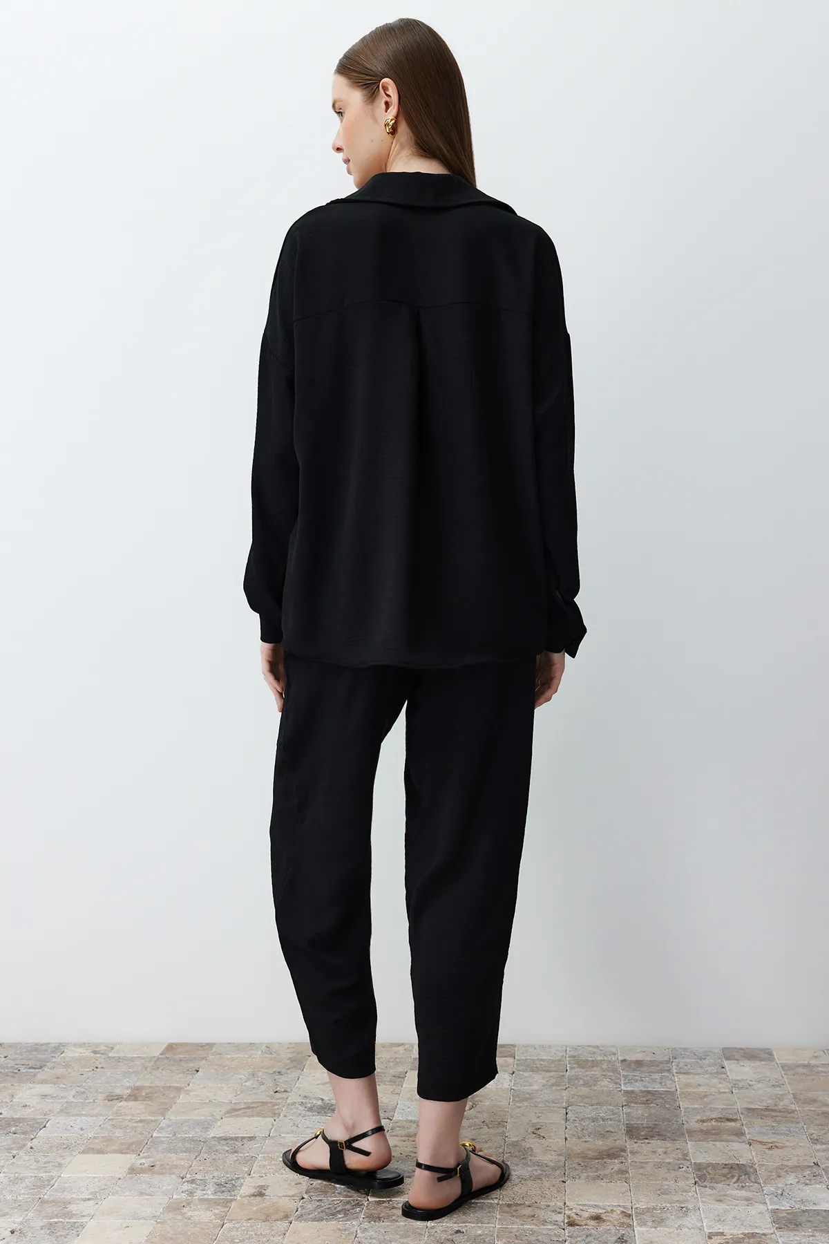 Trendyol Collection  Schwarzes gewebtes Aerobin-Oberteil und -Unterteil-Set aus Hemd und Hose TWOSS24AU00038