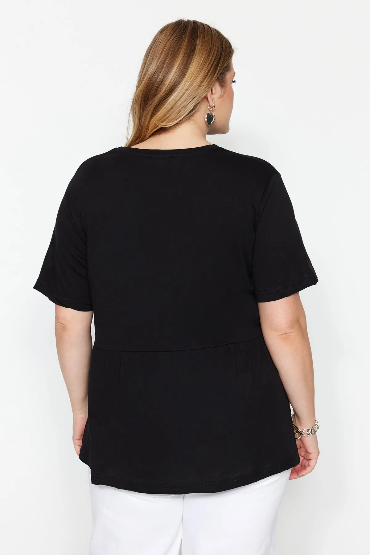 Trendyol Curve  Schwarzes Strick-T-Shirt mit Rundhalsausschnitt TBSSS22TS2094