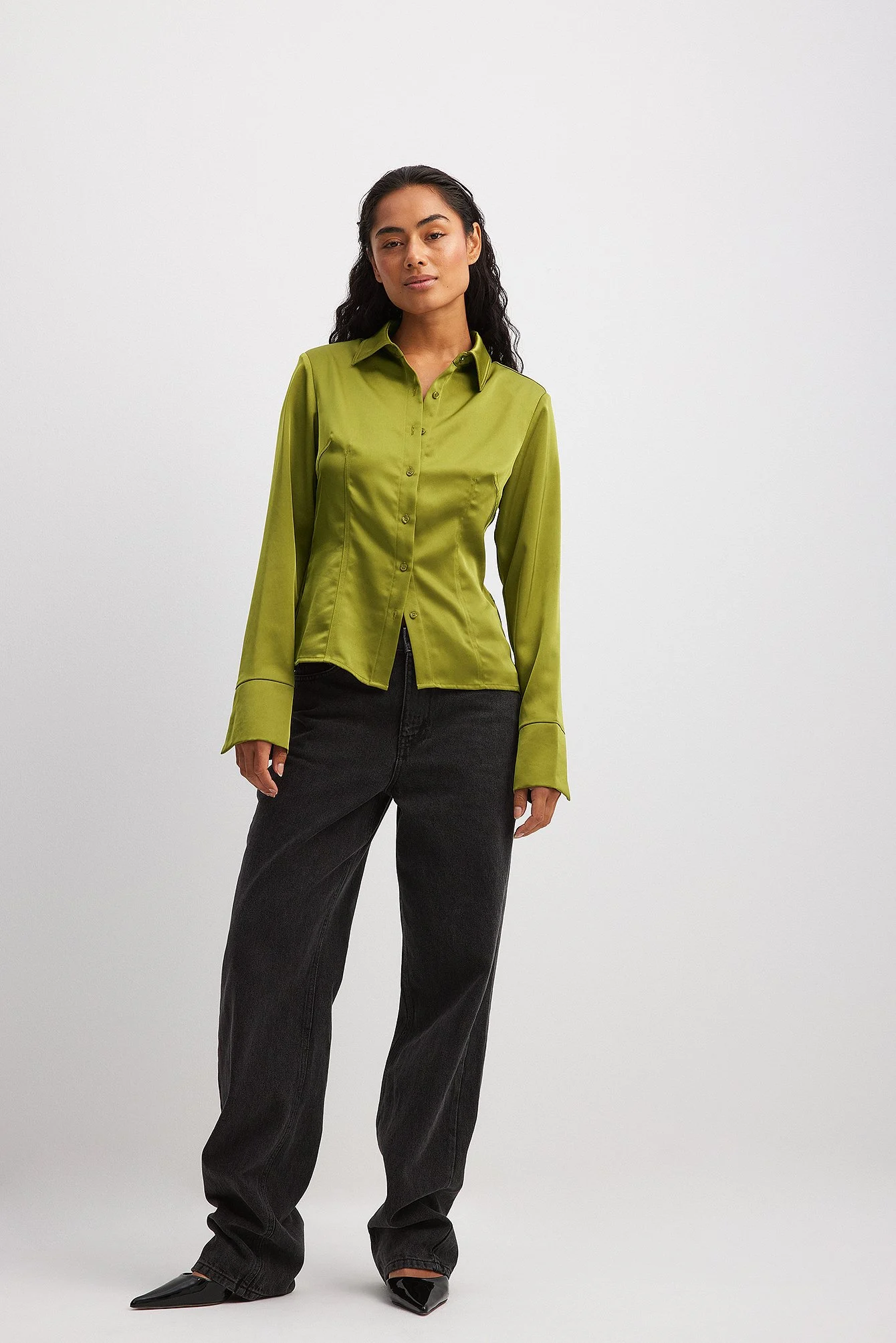 Satinbluse mit spitzen Schultern
