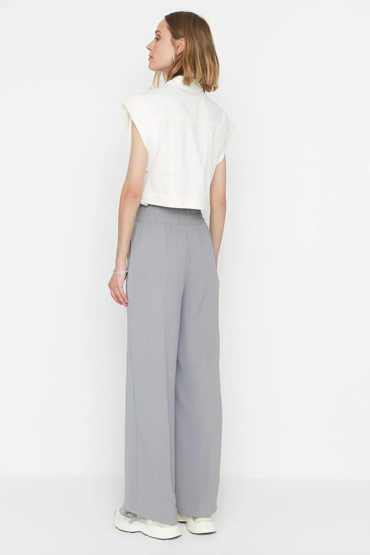 Trendyol Collection  Graue, elastische Webhose mit weitem Bein/breitem Knöchelbund TWOSS22PL00024