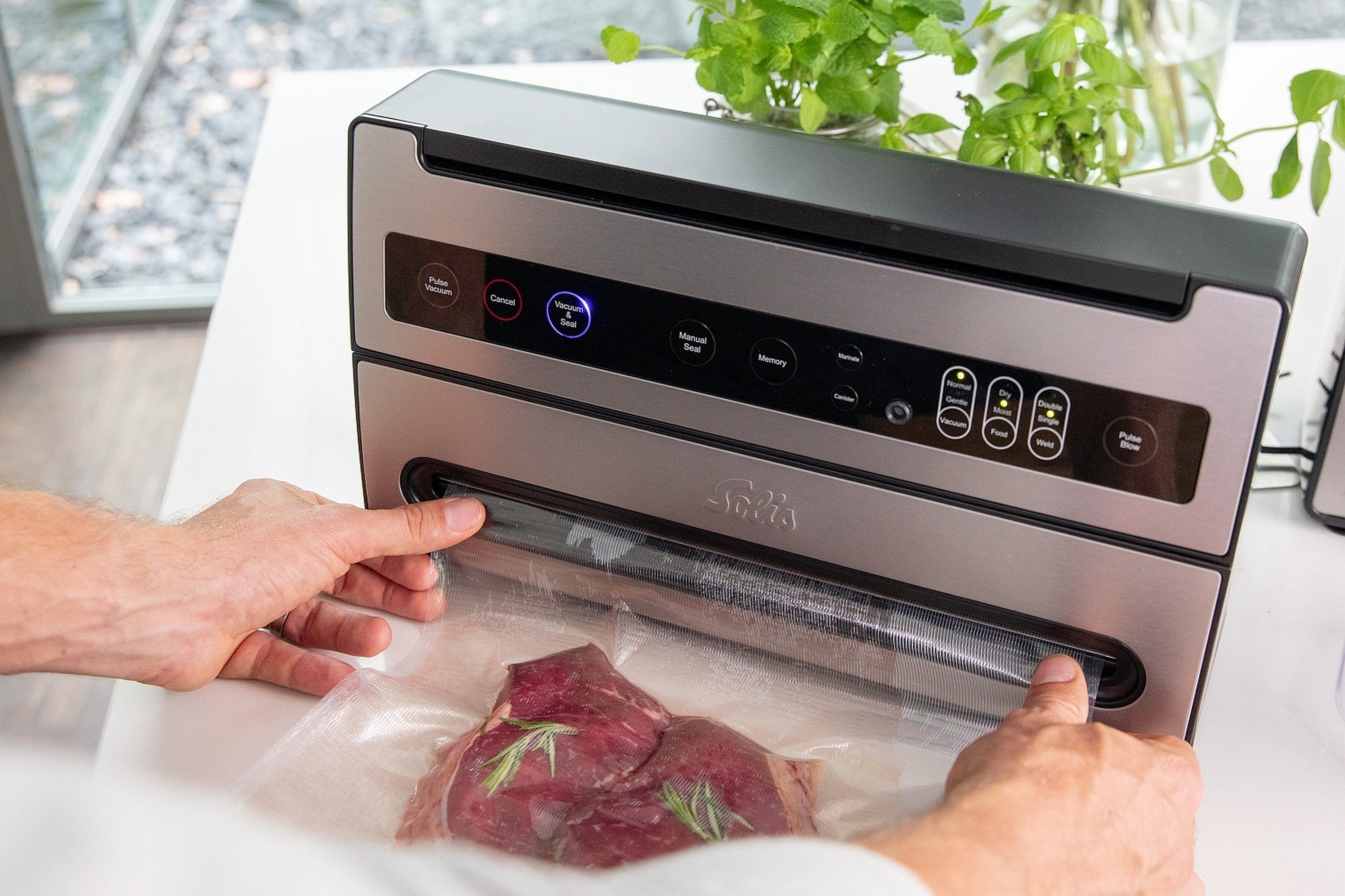 SOLIS OF SWITZERLAND Vakuumierer VertiVac Plus All-in-One, Rollenbreite 30 cm, 130W, doppelte Schweißnaht, Dauerbetrieb, Vakuumschlauch