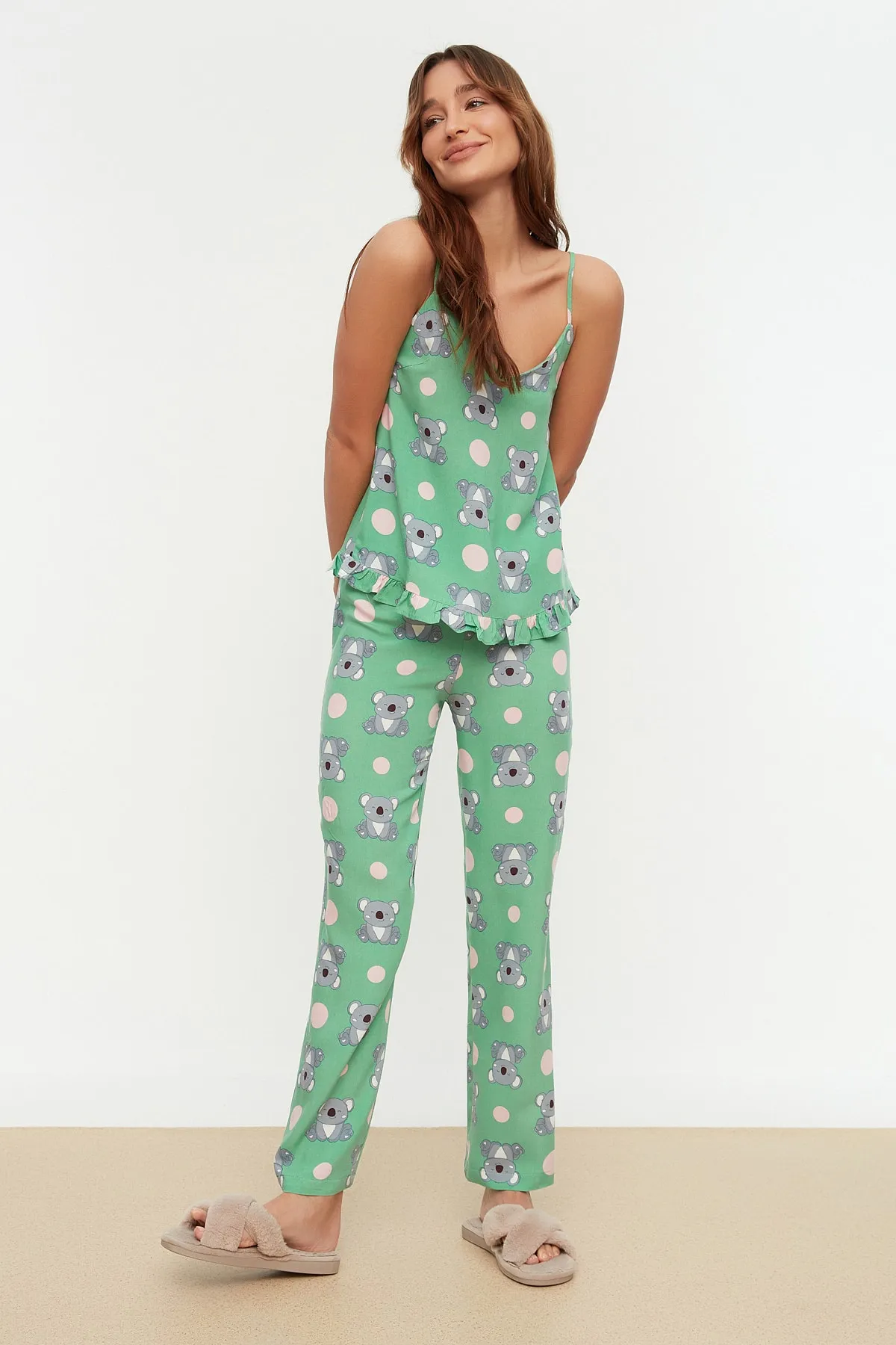 Trendyol Collection  Grünes Pyjama-Set aus Viskosegewebe mit Rüschen und Seilträgern, Koala-Muster, THMSS21PT0475