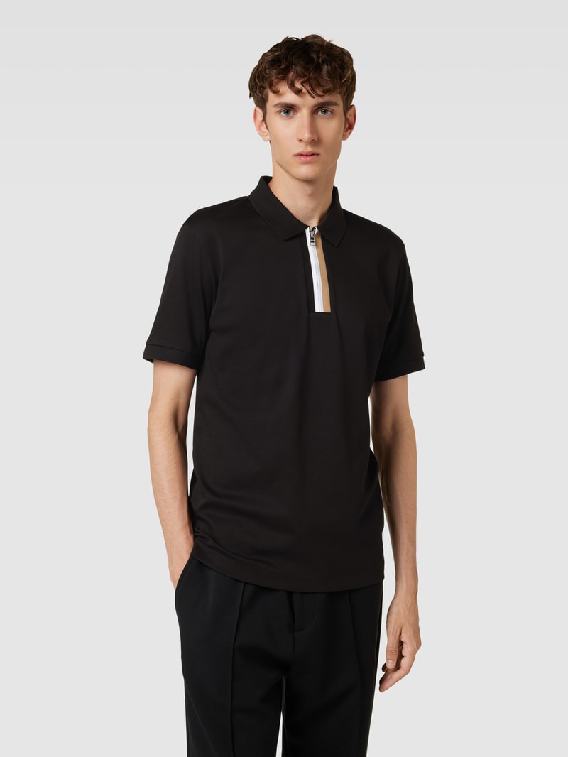 Slim Fit Poloshirt mit Kontrastsreifen in schwarz