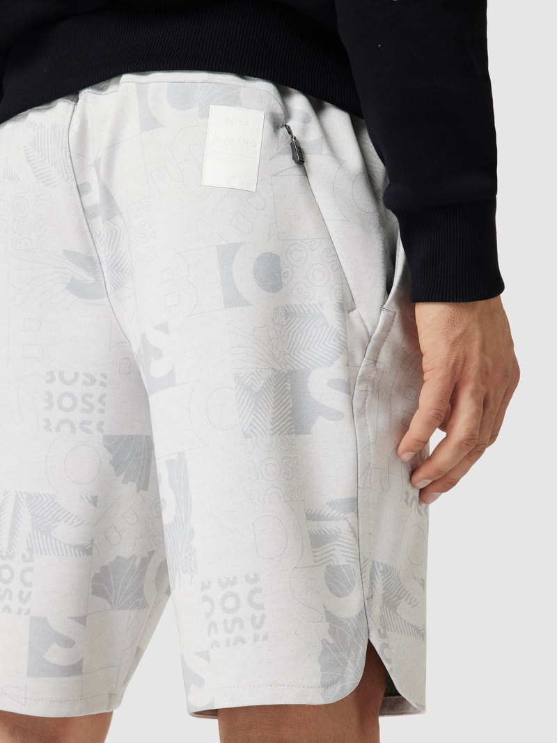 Sweatshorts mit Allover-Label-Print Modell 'Liem' in weiß