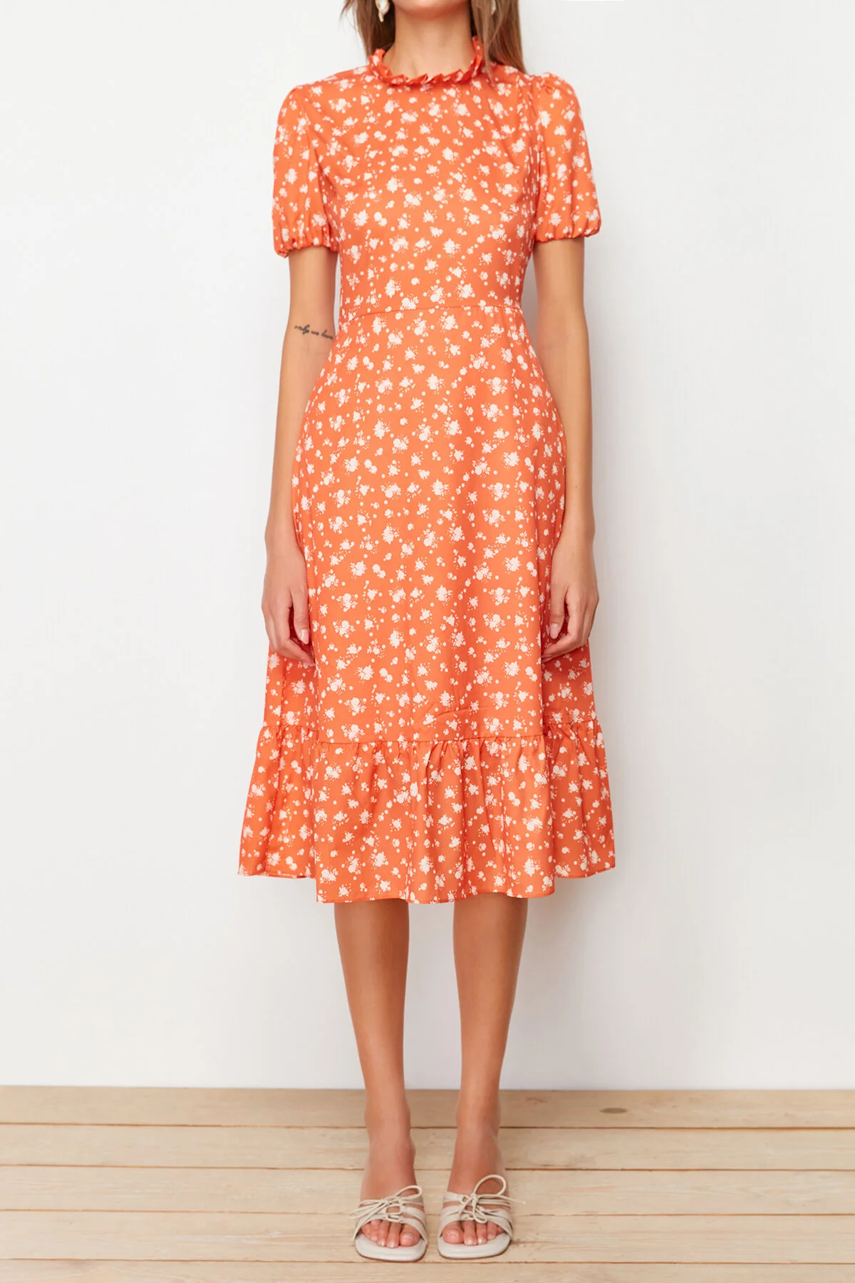 Trendyol Collection  Gefliestes A-Linien-Midikleid mit Blumenmuster TWOSS20EL0894