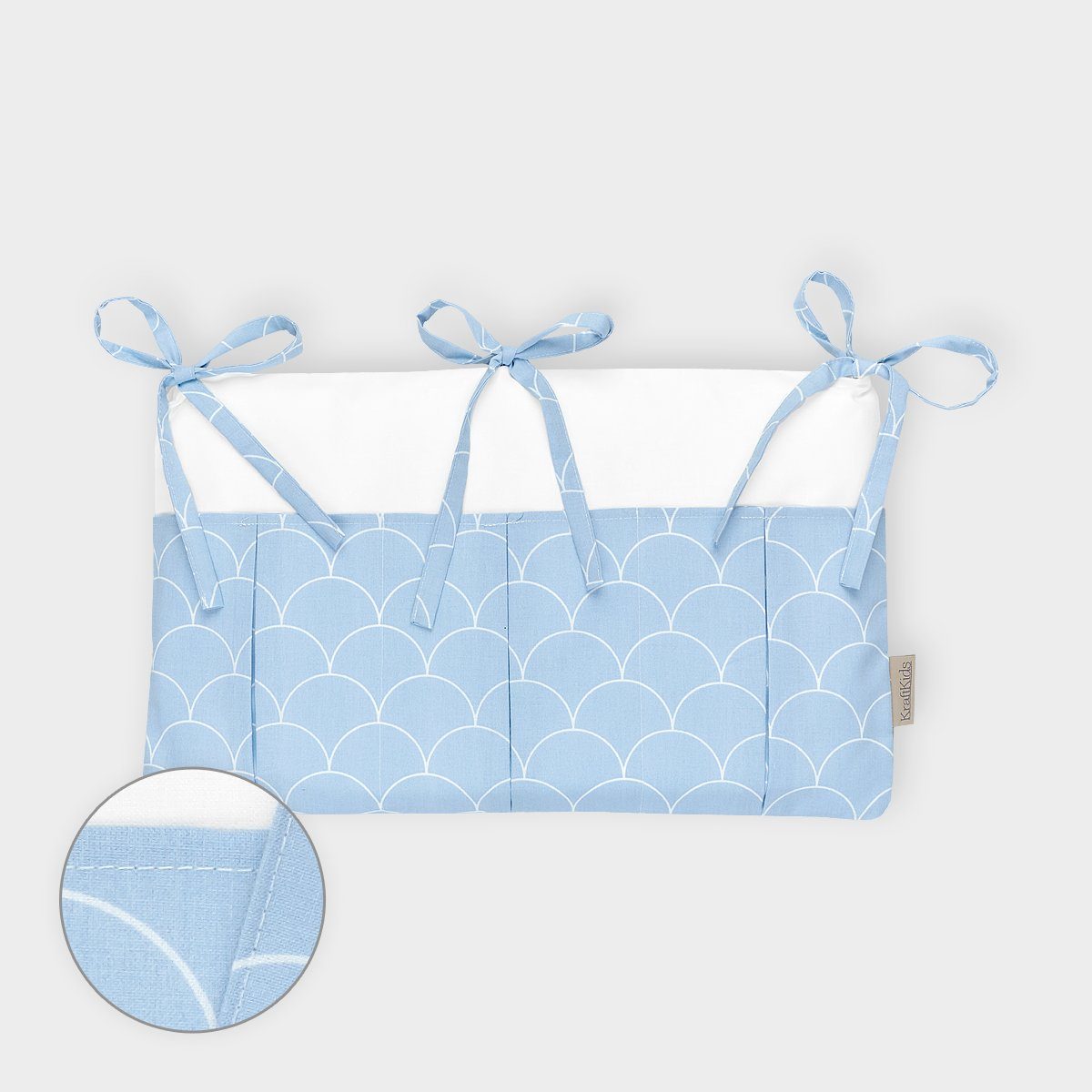 KraftKids Betttasche weiße Halbkreise auf Pastelblau, mit drei Fächern, innen mit Polyestervlies versteift