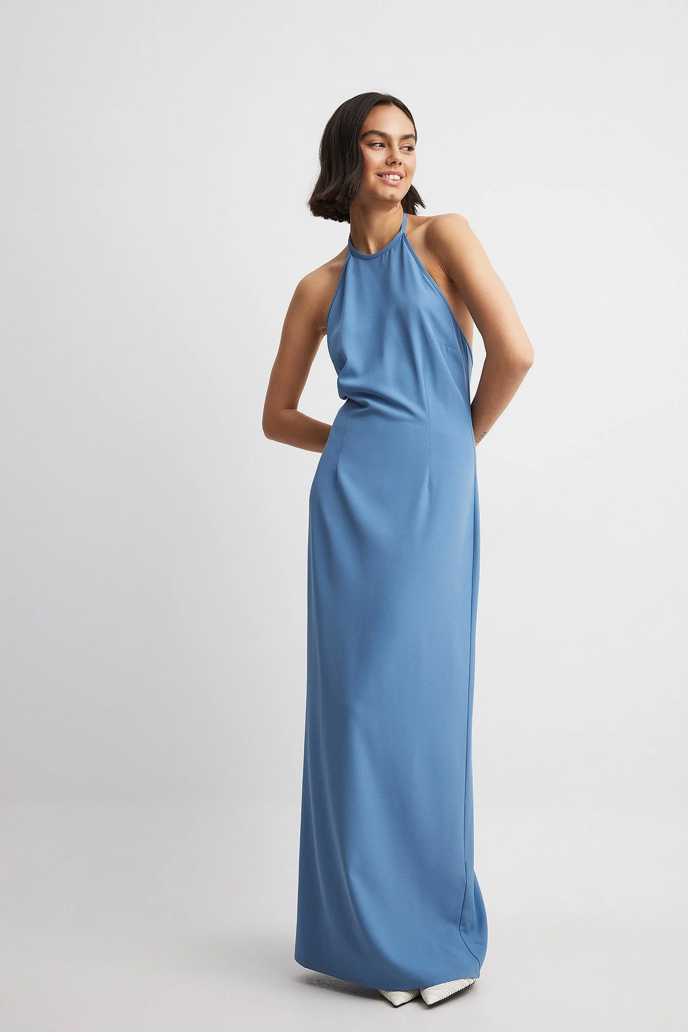 Maxikleid mit Schnallendetail und offenem Rücken