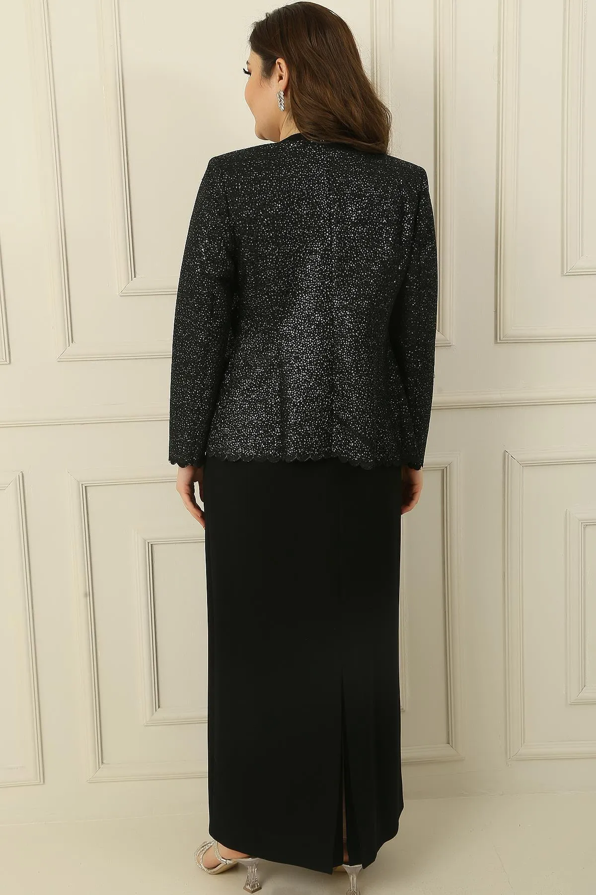 By Saygı  2-teiliges Set mit Kragen, Steinfutter, langem Kreppkleid und Paillettenjacke in Übergröße