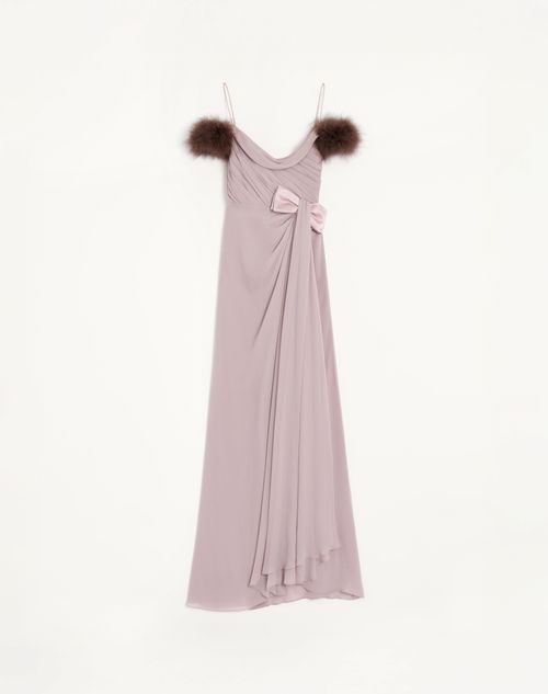 Vestido longo em georgette leve com penas.
