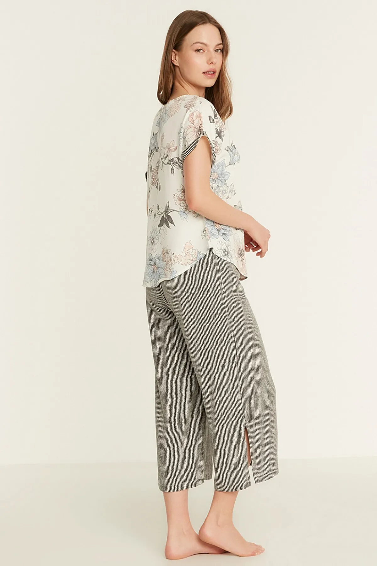 C&City  Gemustertes Kurzarm-Pyjama-Set aus Viskose 9081 Ecru