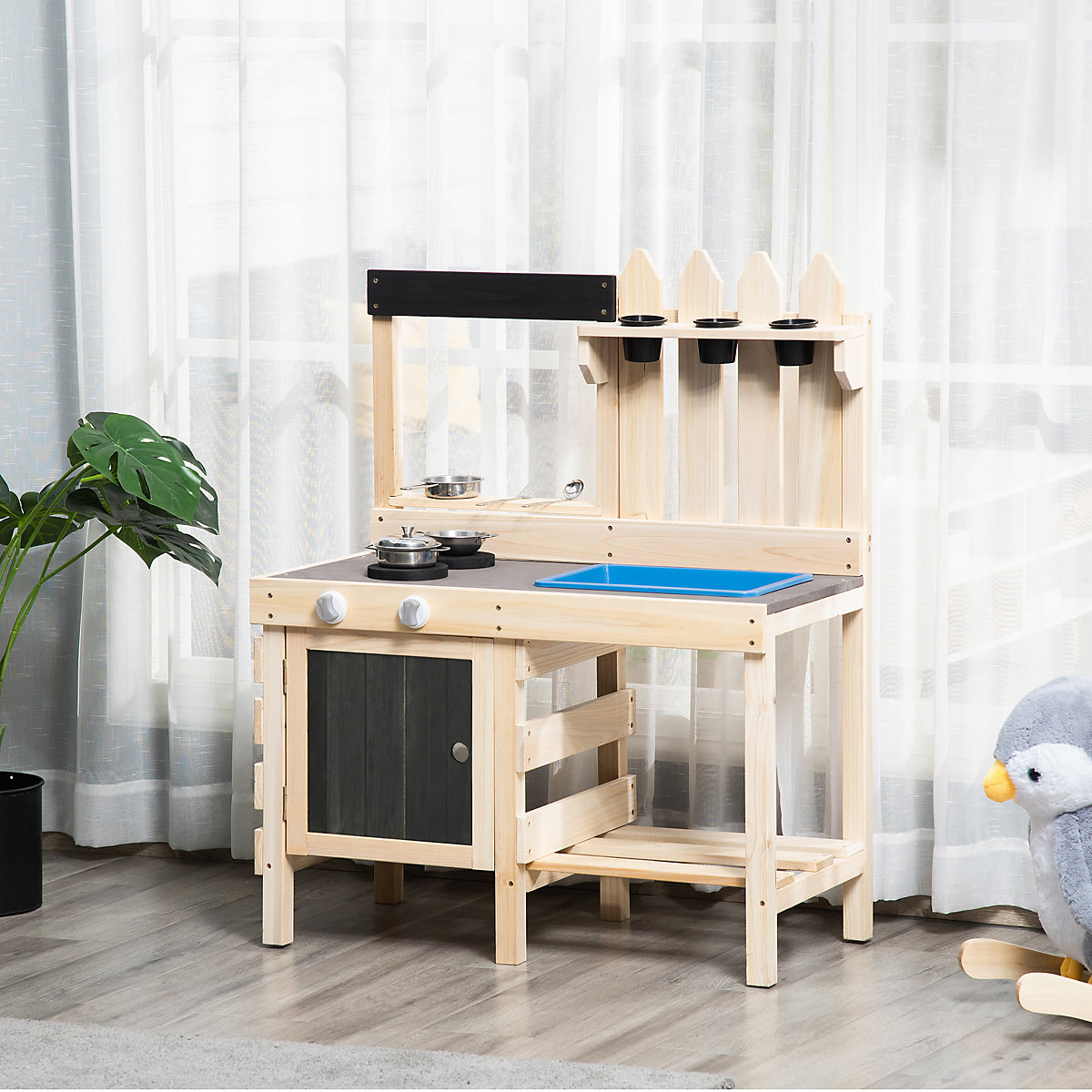 Kinderküche mit Pflanzentöpfe