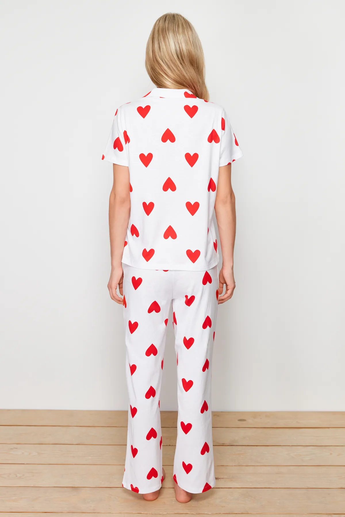 Trendyol Collection  Weißes Pyjama-Set aus 100 % Baumwolle mit Herzmuster THMSS24PT00337