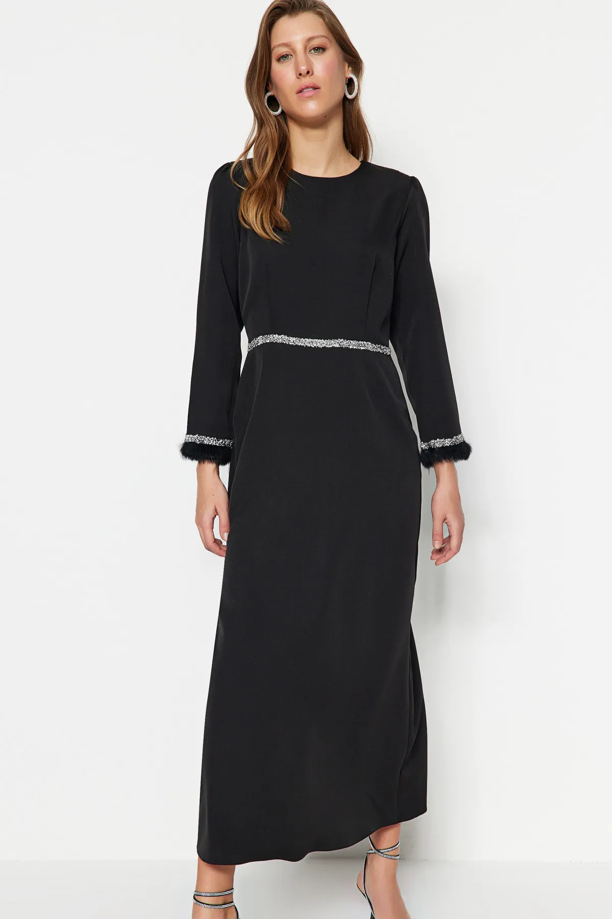 Trendyol Modest  Schwarzes Abendkleid mit Steinen und Manschettendetail TCTSS23DB00039