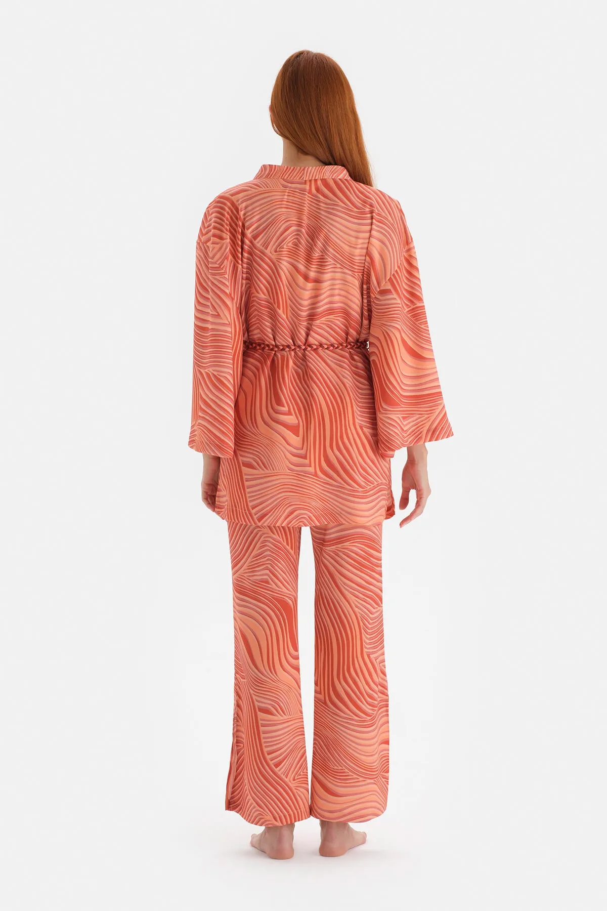 Dagi  Morgenmantel aus bedrucktem Satin mit Fliesenmuster und Schlitzdetail
