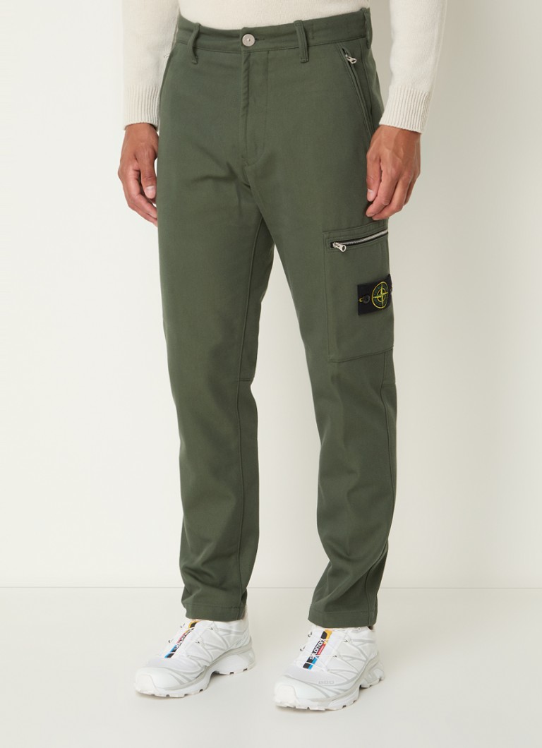 Pantaloni Stone Island 32503 slim fit, cu logo și buzunare cu fermoar.