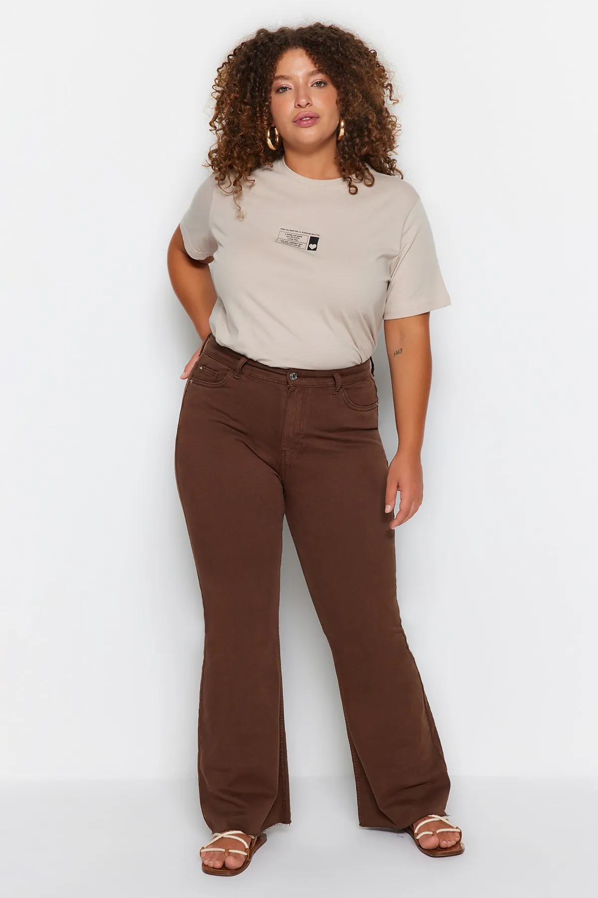 Trendyol Curve  Braune Cut-Cut-Denimjeans in spanischer Passform TBBSS23AR00007