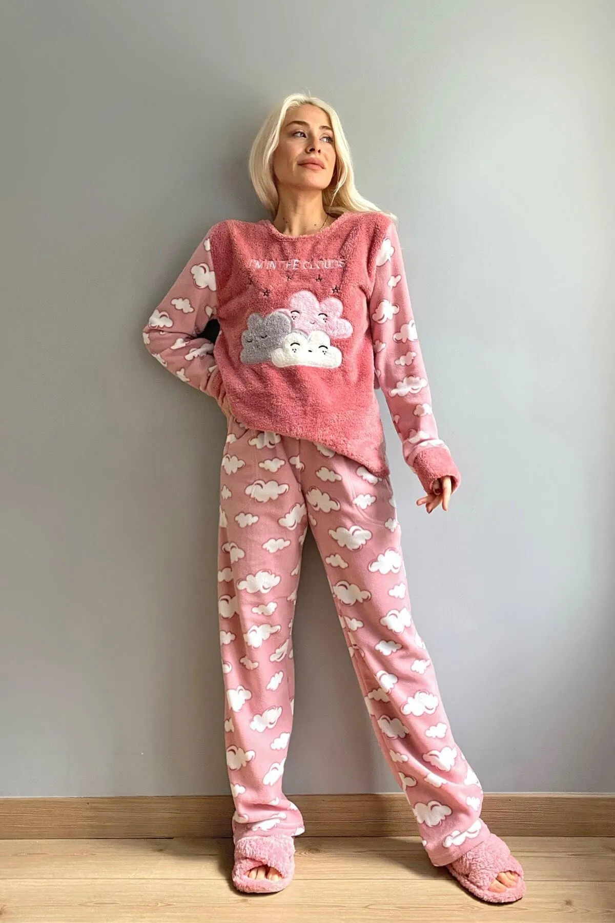 Pijamaevi  Plüsch-Pyjama-Set für Damen mit rosa Mondwolkenmuster