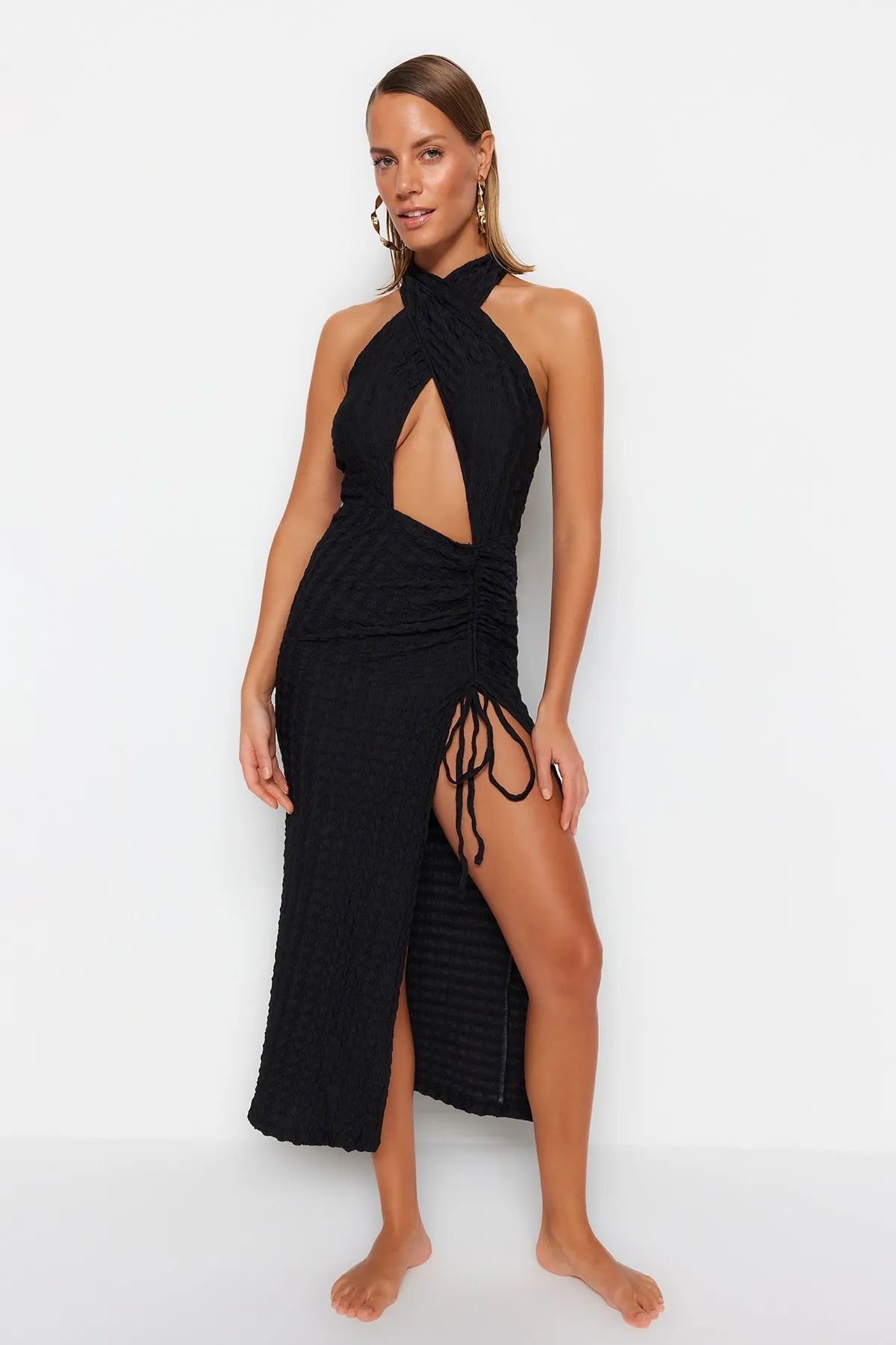 Trendyol Collection  Schwarzes, figurbetontes, gestricktes Maxi-Strandkleid mit Ausschnitten/Fenstern TBESS23EL00098