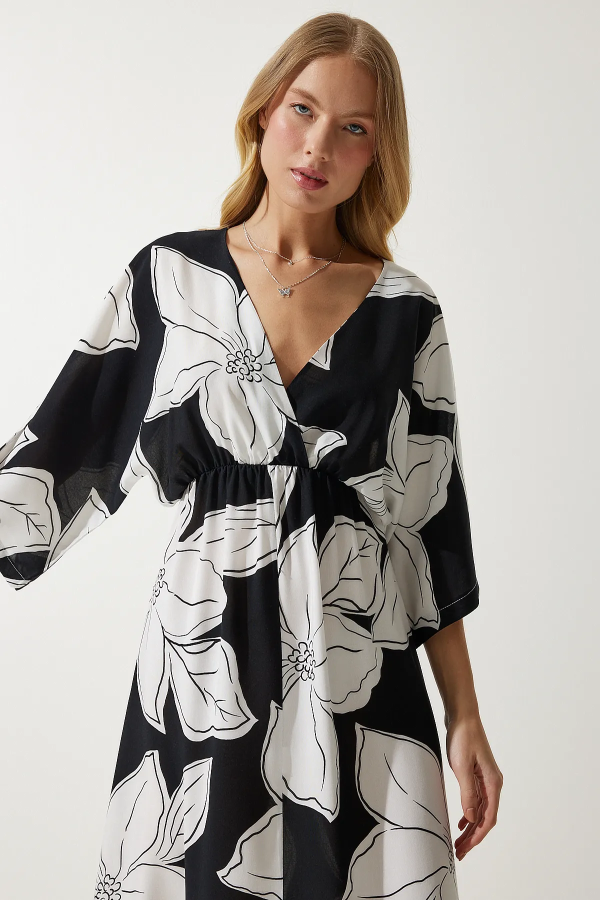 Happiness İstanbul  Schwarz-weißes gemustertes Sommerkleid aus Viskose mit Wickelkragen für Damen DK00166