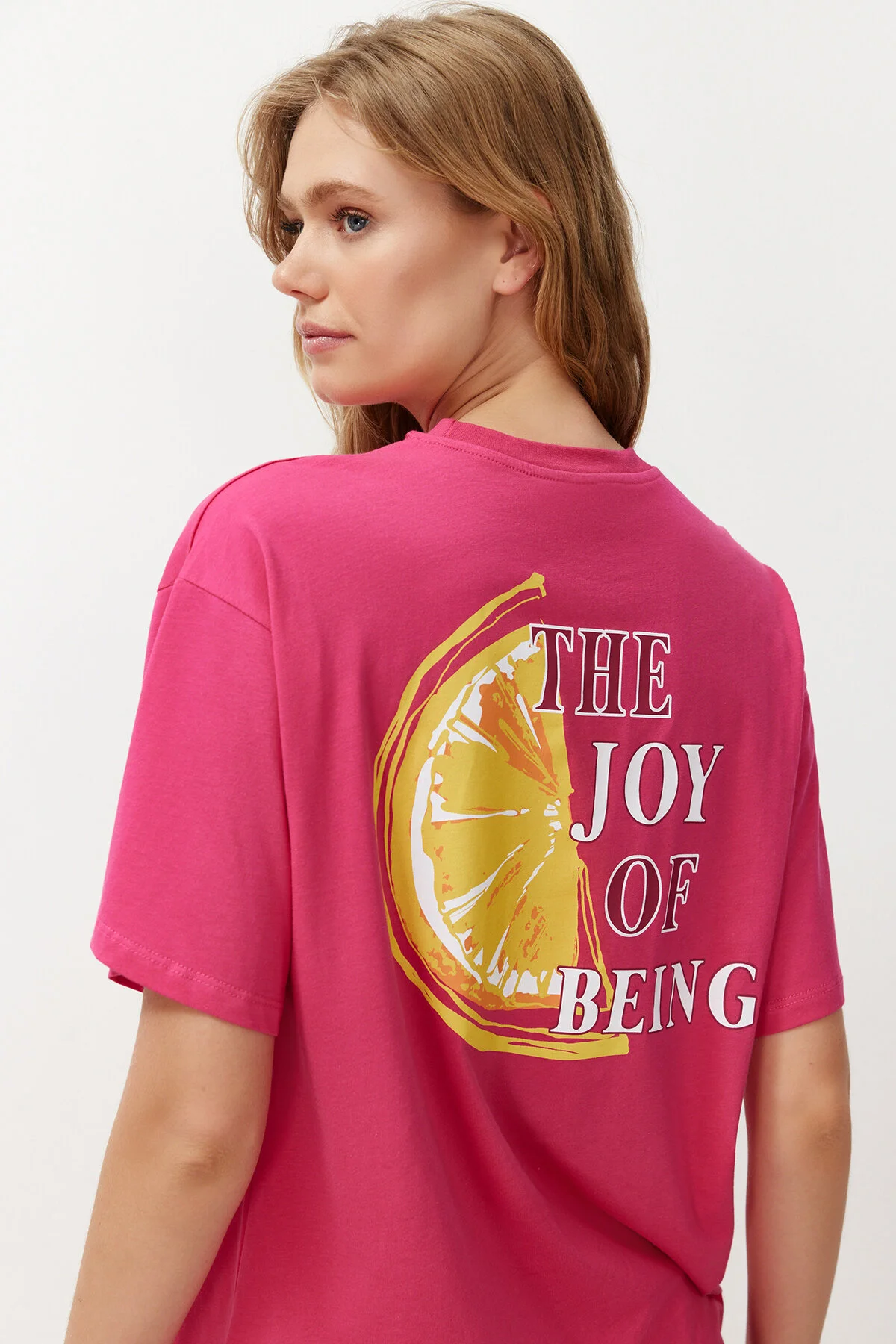 Trendyol Collection  Fuchsia-Pink, 100 % Baumwolle, bedrucktes Oversize-Strick-T-Shirt mit bequemer Passform auf der Rückseite und Vorderseite TWOSS24TS00233