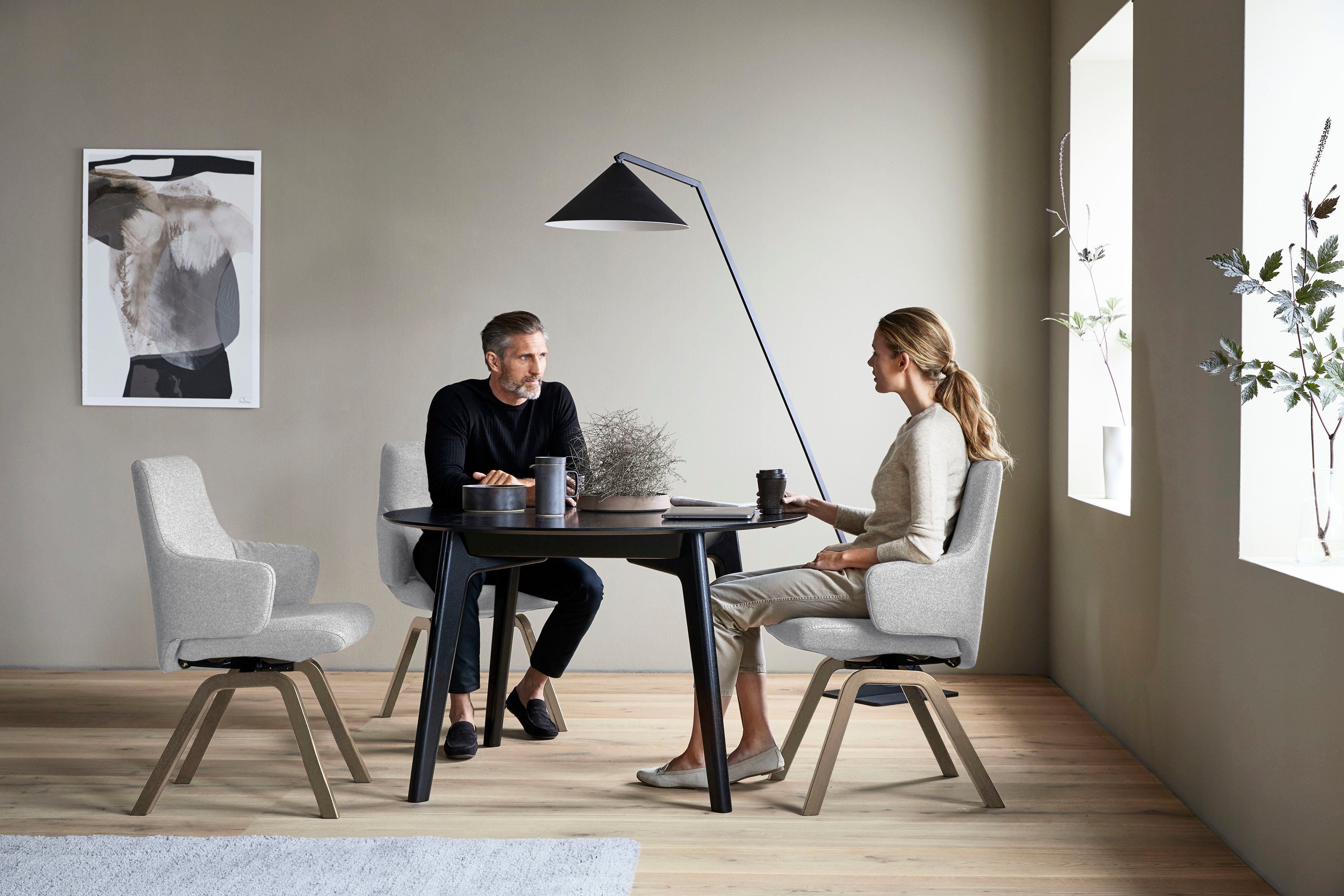 Stressless® Polsterstuhl Laurel, Low Back mit Armlehne, Größe L, mit schräggestellten Beinen in Walnuss