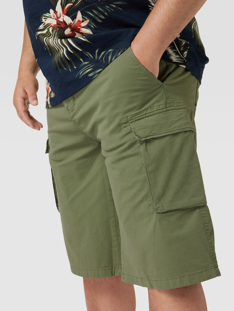 PLUS SIZE Cargoshorts mit Pattentaschen in olivgrün