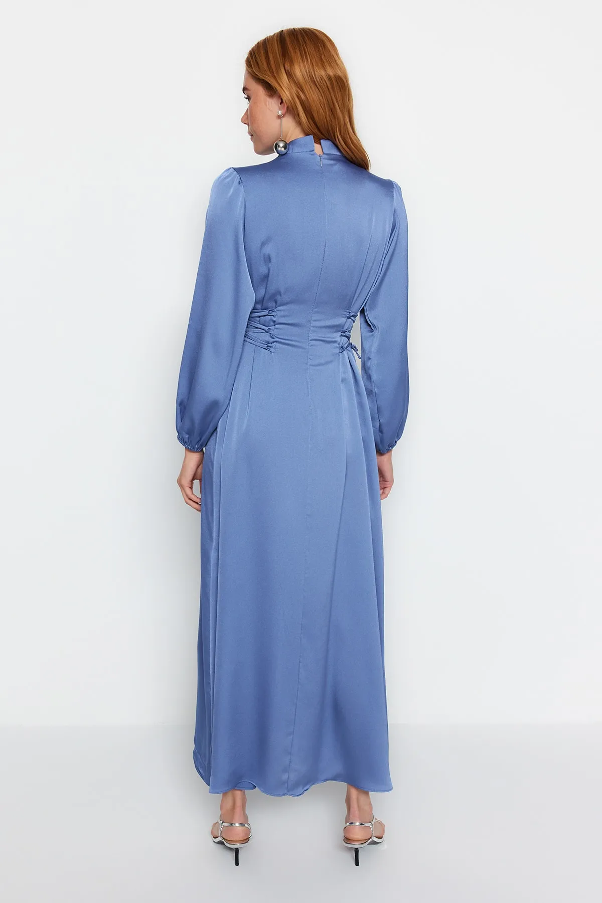 Trendyol Modest  Blaues Abendkleid aus Satin mit Britted-Taille TCTSS23DB00037