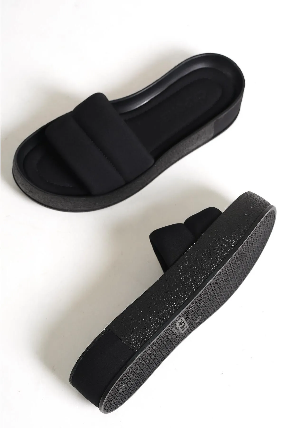 Capone Outfitters  Capone gesteppte, gebänderte, farbenfrohe, detaillierte Keilabsatz-Damenhausschuhe aus mattem Satin in Schwarz