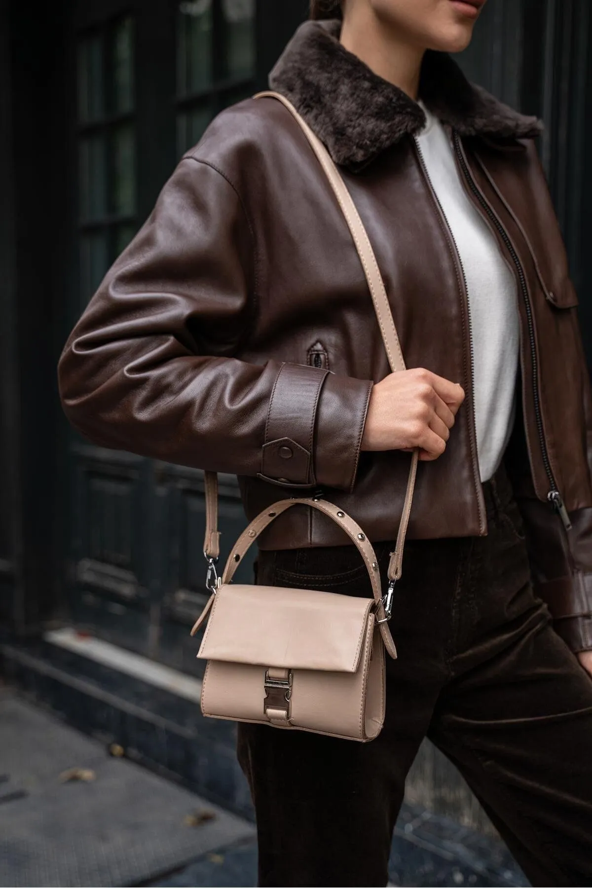 Madamra  Nerzfarbene Damen-Umhängetasche mit Flap und Nieten