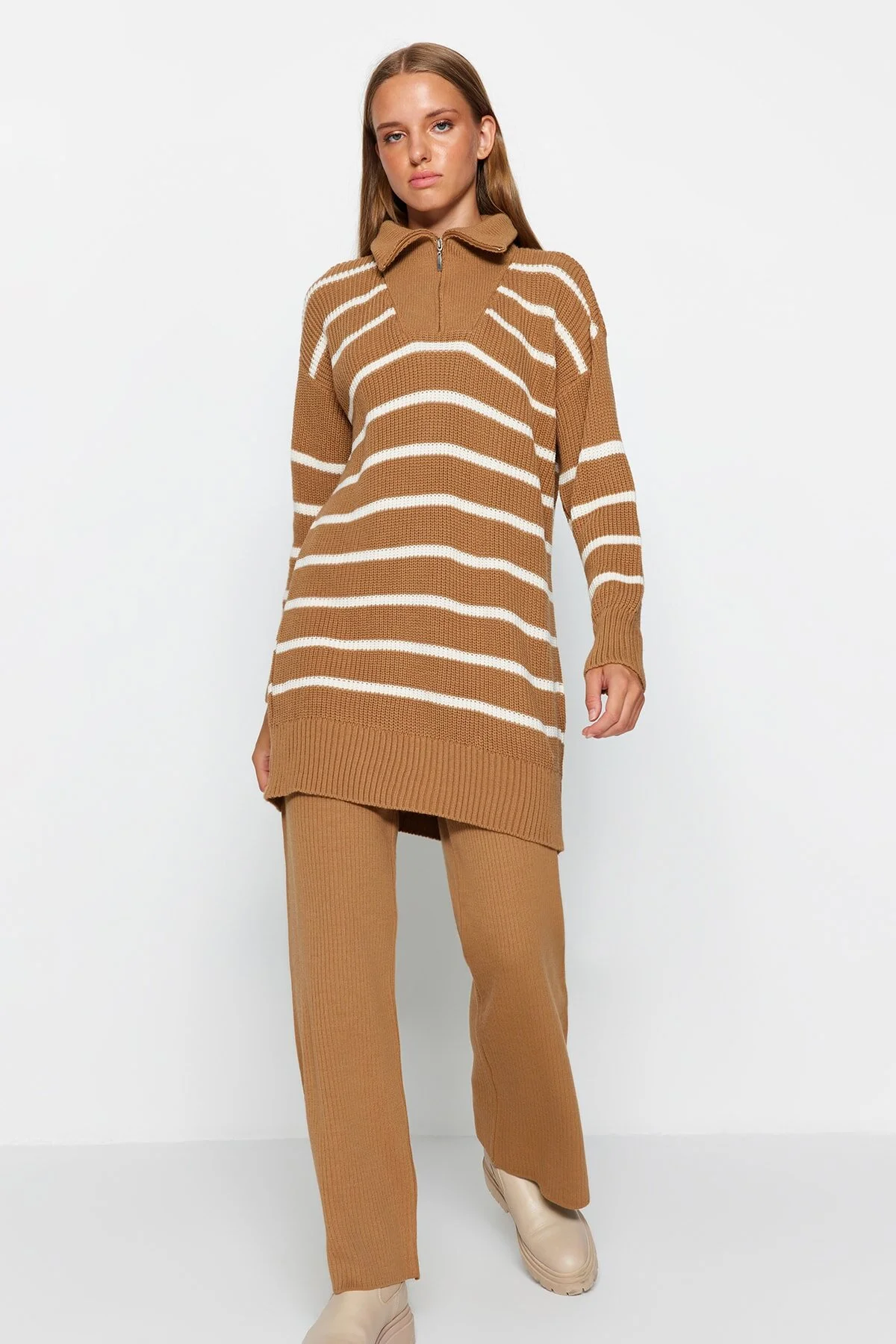 Trendyol Modest  Kamelfarbenes Strickoberteil und -unterteil mit Reißverschlussdetail aus Thessaloniki mit Streifen TCTAW24US00058
