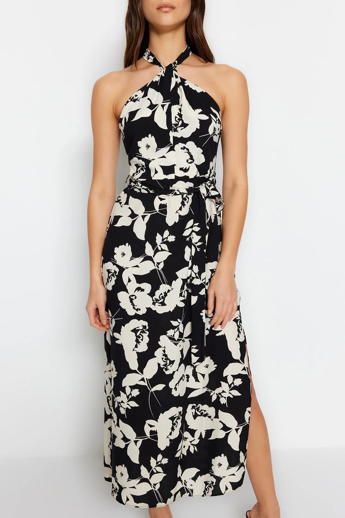 Trendyol Collection  Schwarzes, detailliertes, gewebtes Kleid mit Krawatte TWOSS23EL02125