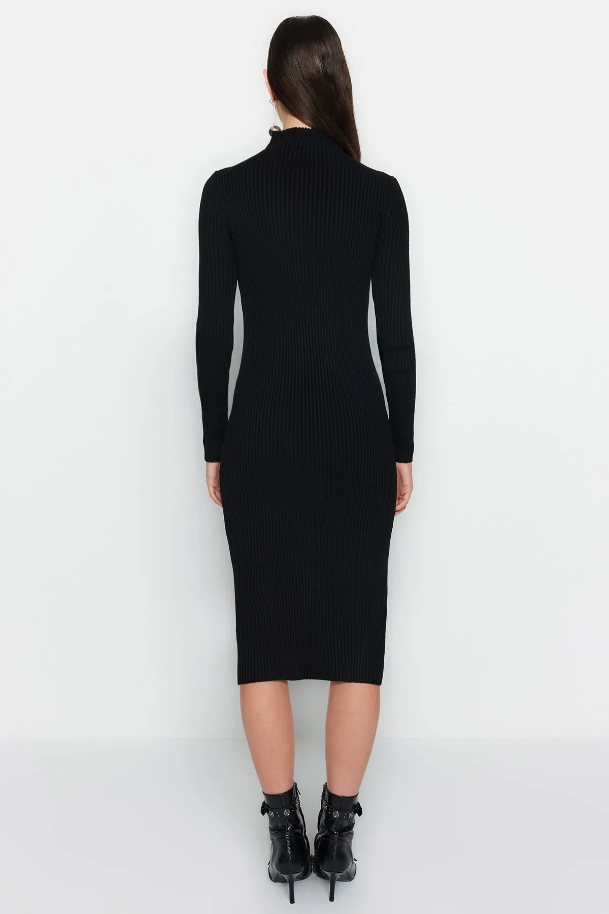 Trendyol Collection  Schwarzes Midi-Strickkleid mit Rollkragen TWOAW24EL00028