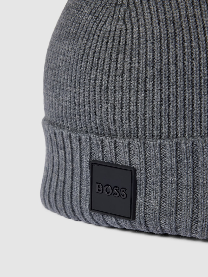 Beanie mit Label-Patch Modell 'Fati' in anthrazit