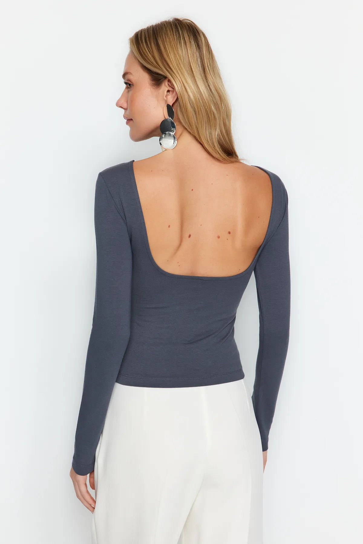Trendyol Collection  Rückenfreie, taillierte, flexible Bluse aus anthrazitfarbener Baumwolle TWOAW24BZ00160