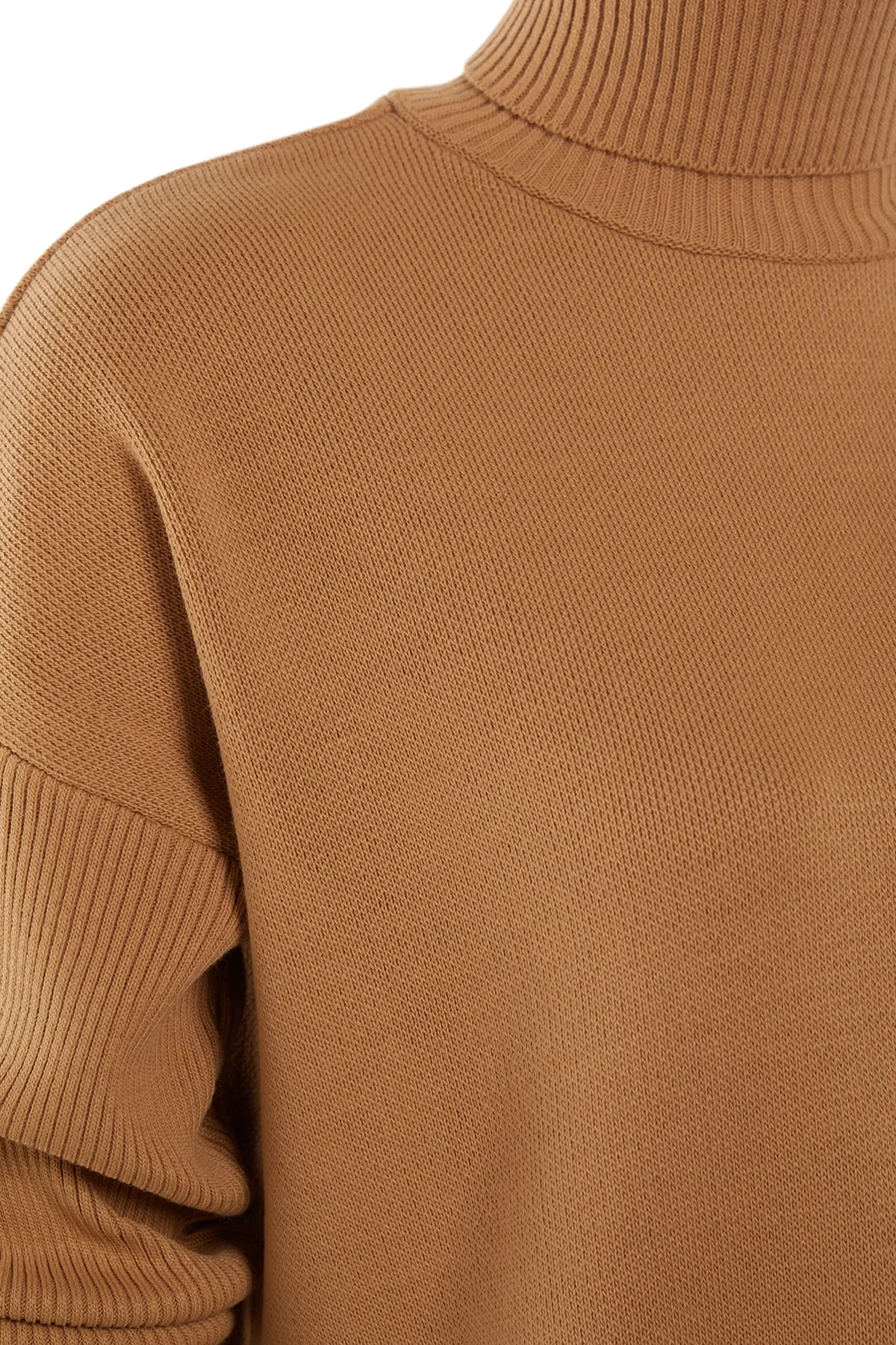 Trendyol Collection  Kamelfarbenes Rollkragen-Strickoberteil und -Unterteil-Set TWOAW22AU0102