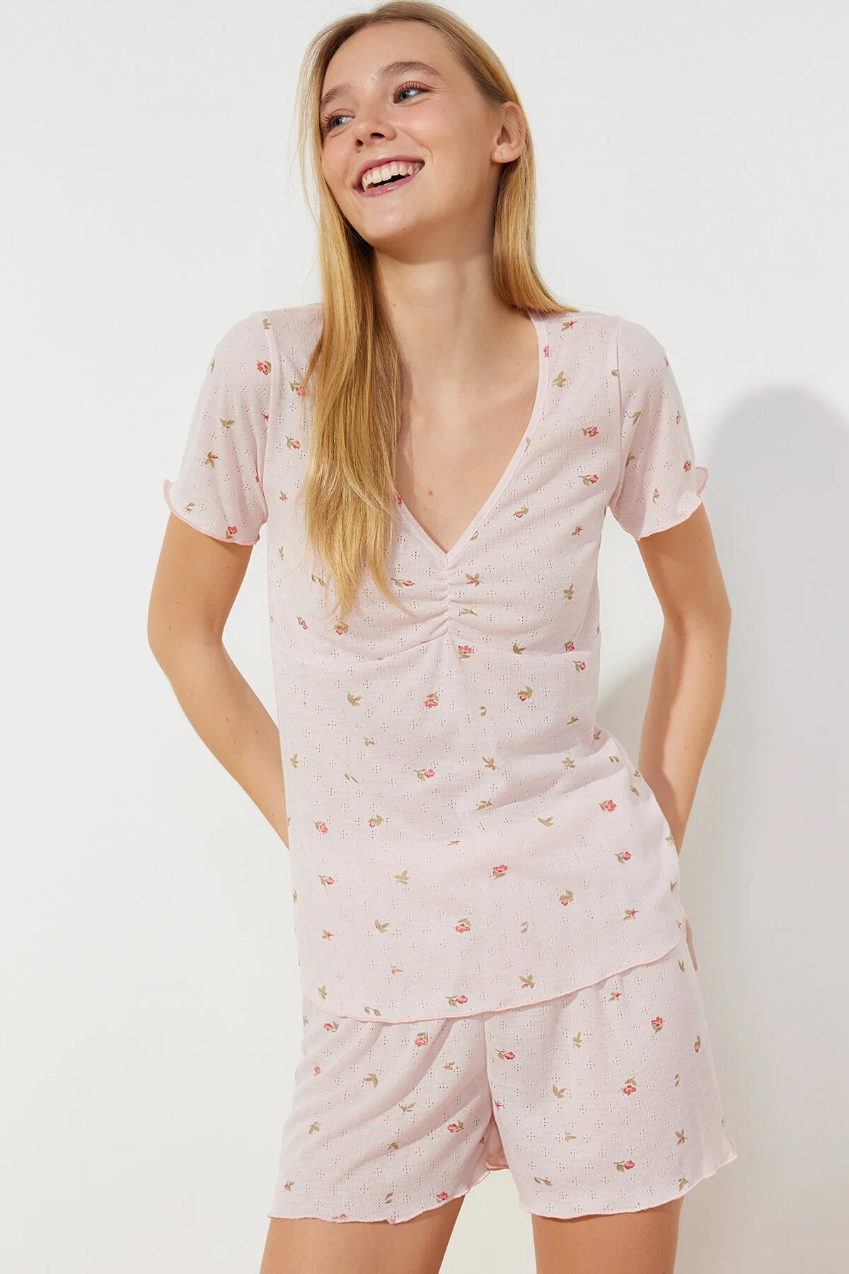 Trendyol Collection  Rosa florales Pointel-Pyjama-Set mit Lochmuster und Lochmuster THMSS24PT00034