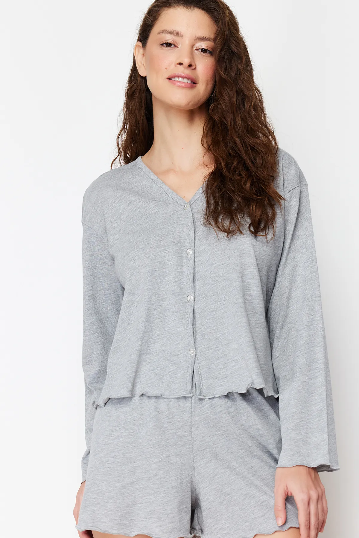 Trendyol Collection  Grau meliertes Strick-Pyjama-Set aus 100 % Baumwolle mit T-Shirt und Shorts THMSS24PT00107