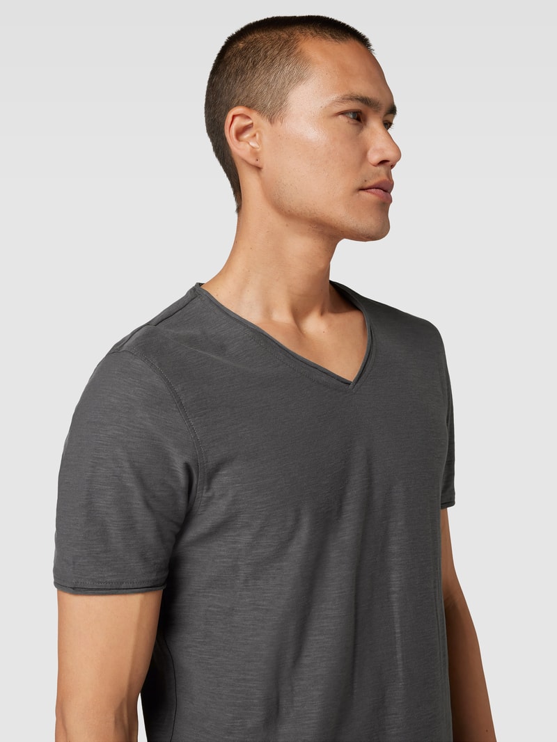 Regular Fit T-Shirt aus Baumwolle mit V-Ausschnitt in dunkelgrau