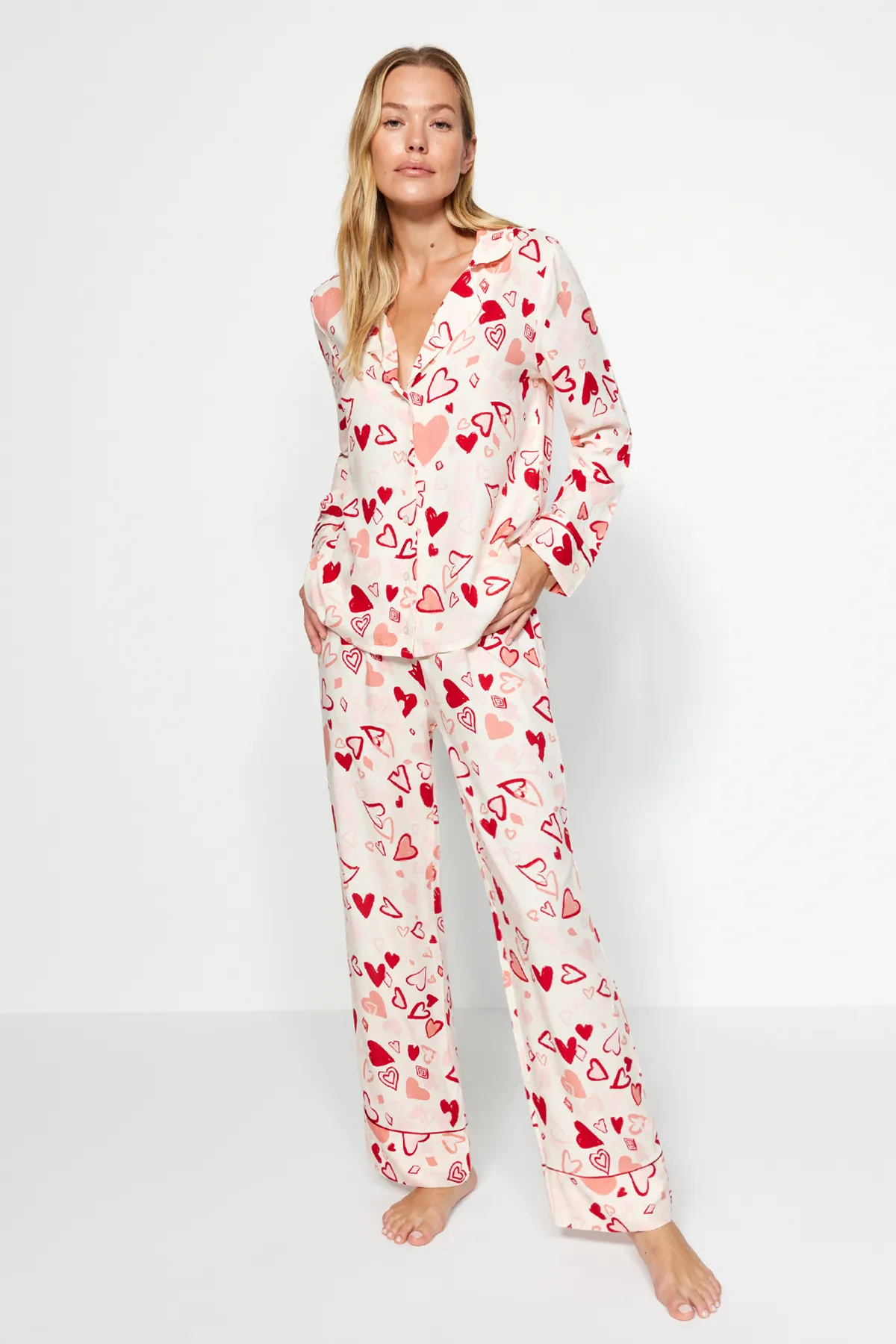 Trendyol Collection  Mehrfarbiges Pyjama-Set aus Viskose-Hemd und -Hose mit Herz-Paspelierung THMAW24PT00091