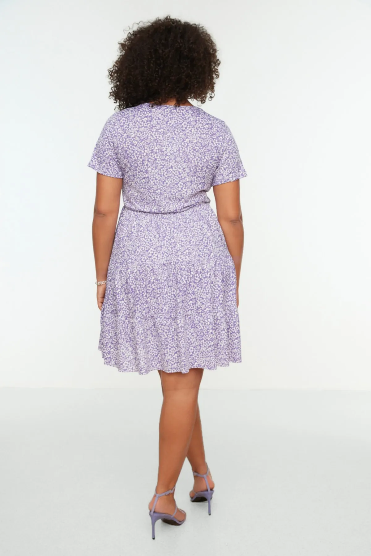 Trendyol Curve  Lilafarbenes Strickkleid mit V-Ausschnitt und Blumenmuster TBBSS22EL1638