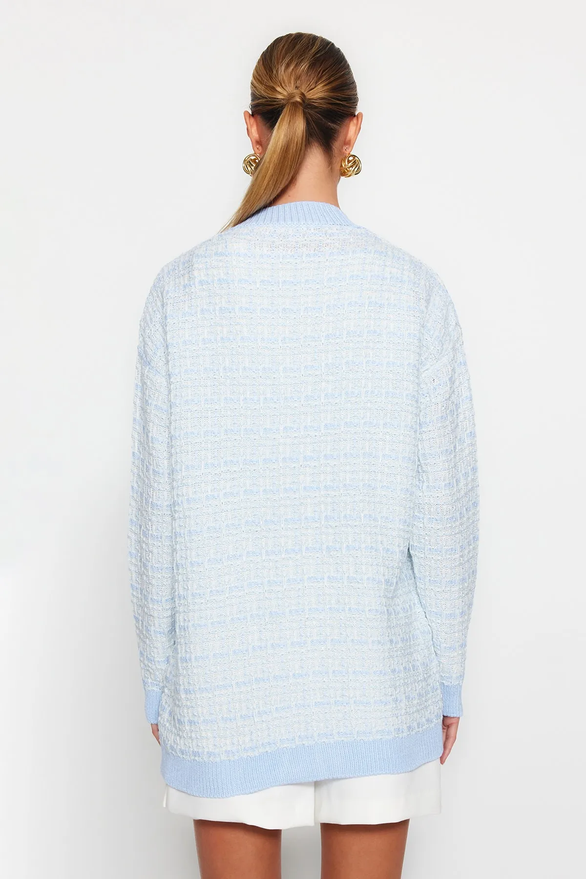 Trendyol Collection  Hellblauer, weiter Strickcardigan in Tweed-Optik mit Glitzer TWOAW21HI0250