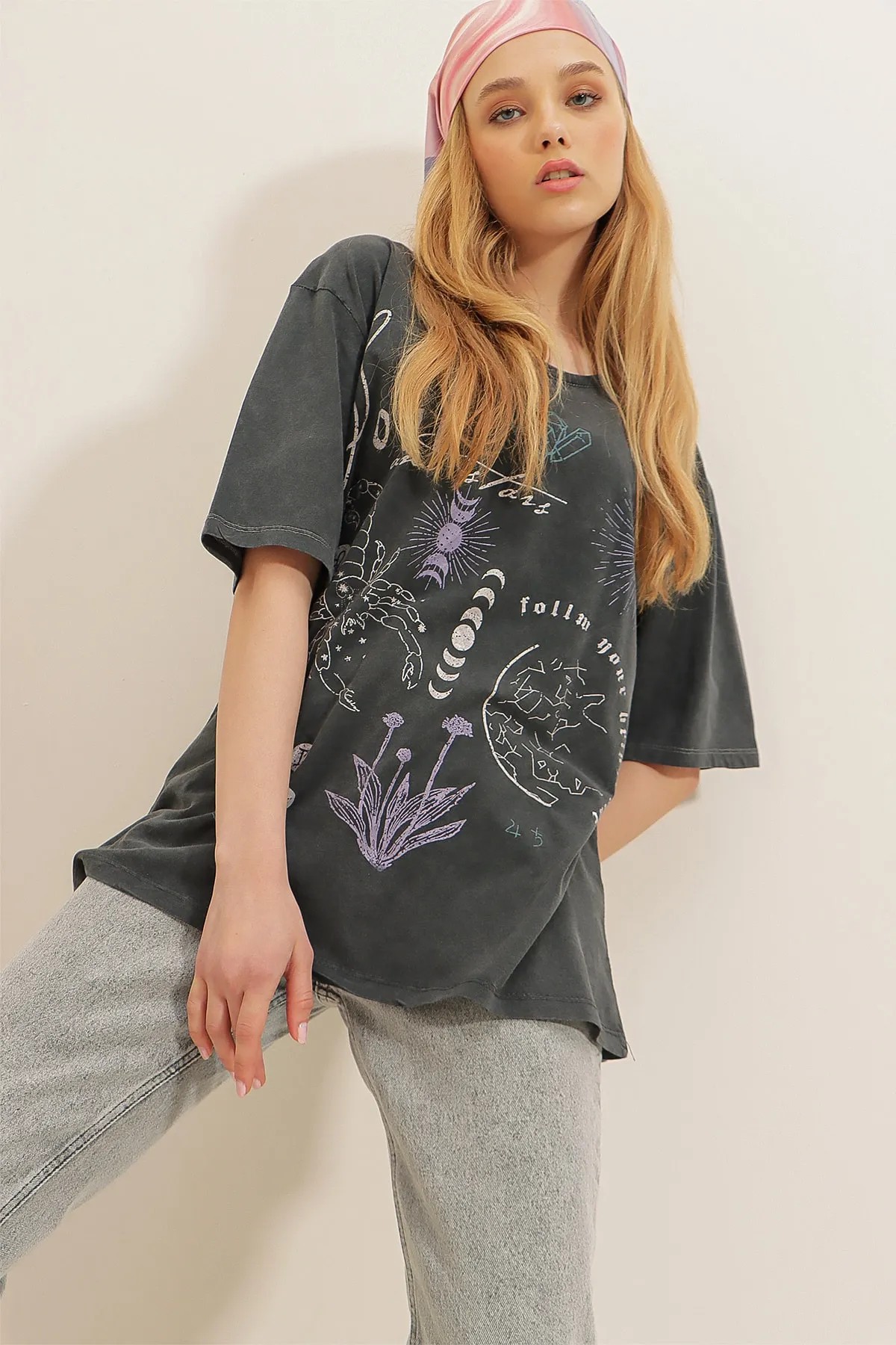 Trend Alaçatı Stili  Anthrazitfarbenes, digital bedrucktes, verwaschenes Oversize-T-Shirt mit Rundhalsausschnitt für Damen ALC-X7981